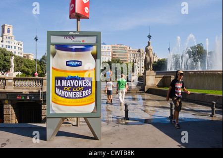 JCDECAUX billboard site pour la mayonnaise HELLMANN'S à Barcelone, Catalogne, Espagne, ES Banque D'Images