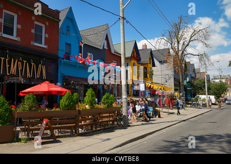 Boutiques colorées et les bâtiments de l'avenue Kensington Market à Toronto en été Banque D'Images