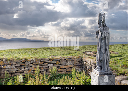 Une statue de saint Patrick, le saint patron de l'Irlande, se trouve parmi les ruines d'une ancienne église près de Ballycastle, Comté de Mayo Banque D'Images