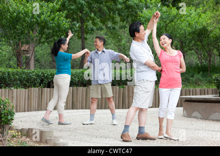 Senior couple in park Banque D'Images