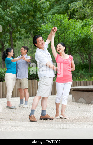 Senior couple in park Banque D'Images