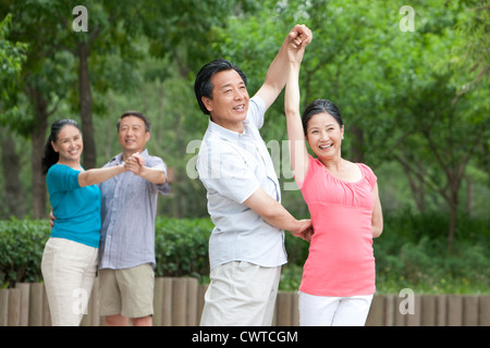 Senior couple in park Banque D'Images