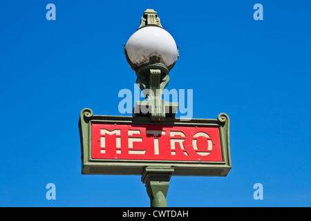 Paris métro signer contre un ciel bleu clair France EU Europe Banque D'Images