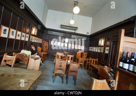 Cafe Gandolfi avait la première machine à cappuccino à Glasgow. Il a ouvert ses portes en 1979. Albion Street, Glasgow, ville marchande. Banque D'Images