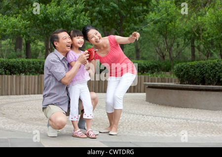 Les grands-parents Sitting with grandson Banque D'Images