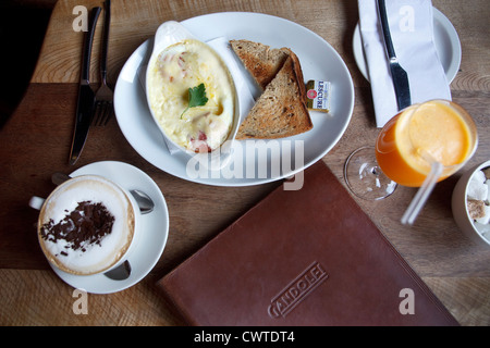 Cafe Gandolfi avait la première machine à cappuccino à Glasgow. Il a ouvert ses portes en 1979. Albion Street, Glasgow, ville marchande. Banque D'Images