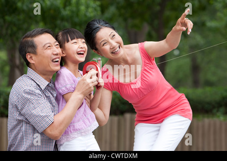 Les grands-parents Sitting with grandson Banque D'Images