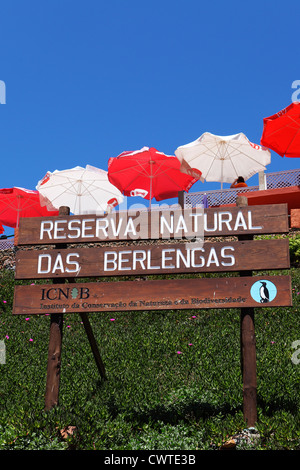 La marque signe 'Reserva Natural das Berlengas' ou la réserve naturelle des îles Berlangas, au large de la partie continentale du Portugal. Banque D'Images