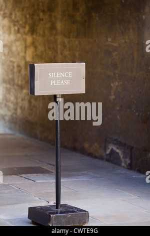 De l'information signe de silence à l'extérieur de la Bodleian Library, à l'Université d'Oxford Banque D'Images