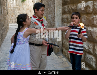 Les enfants chrétiens palestiniens détient candles during grand samedi sur le quartier arménien de Jérusalem Israël Banque D'Images