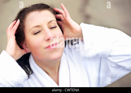 De gros plan le visage d'une femme avec les yeux fermés en high angle Banque D'Images