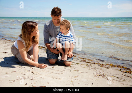 Portrait d'une famille heureuse de jouir de leurs vacances d'été sur la plage Banque D'Images