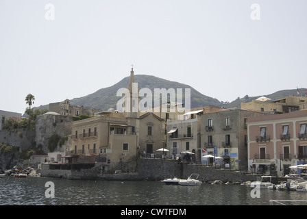 Iles Eoliennes.Lipari. Le port et vue sur la ville Banque D'Images