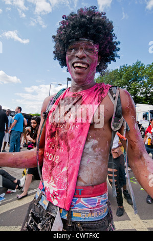 Participants d'éclaboussures dans peinture rose au carnaval de Notting Hill 2012 Annuel Banque D'Images
