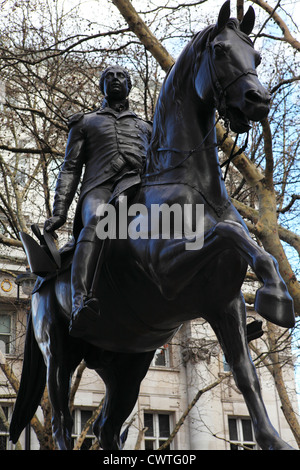 Statue du Roi George III (1738 - 1820) à Londres, en Angleterre. Banque D'Images