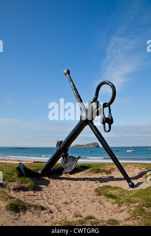 L'ancre sur la plage avec vue sur l'île de Craigleith à North Berwick, East Lothian, en Ecosse. Banque D'Images