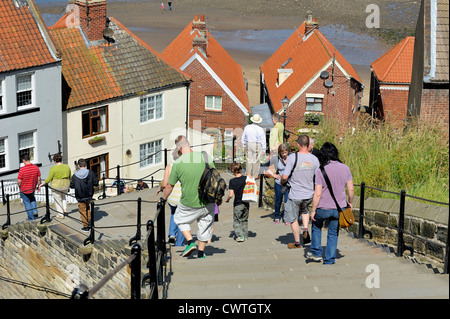 Les touristes marchant dans Whitby étapes North Yorkshire england uk Banque D'Images