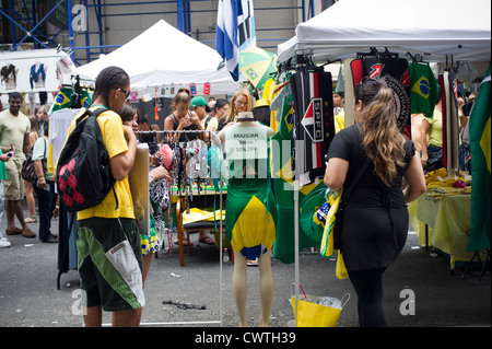 Les brésiliens et les visiteurs à célébrer la 28e Journée annuelle de Brésil Festival à New York Banque D'Images