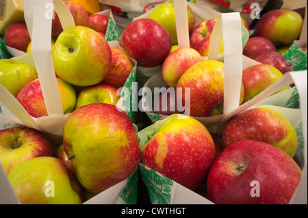 Les pommes de l'État de New York local en vente dans un supermarché à New York Banque D'Images