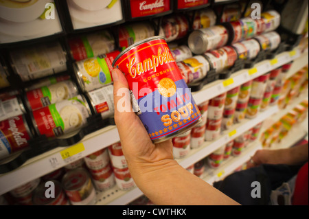 Un Andy Warhol limited edition peut de Campbell's Tomato Soup est vu dans une cible d'épicerie magasin à New York Banque D'Images