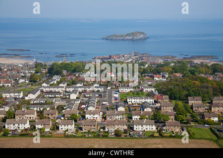 Vue de North Berwick Law vers l'île de Craigleith, North Berwick, East Lothian, en Ecosse. Banque D'Images