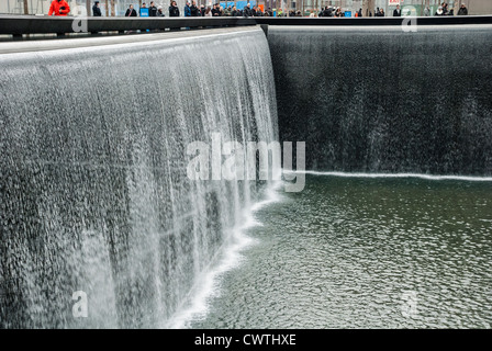 Chutes d'eau à l'9/11 mémorial en hommage à ceux qui ont été tués dans les attaques du 11 septembre 2001 contre le World Trade Center et le Pentagone Banque D'Images