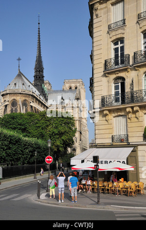 Paris, France. La cathédrale Notre Dame et le café sur l'île de la Cite Banque D'Images