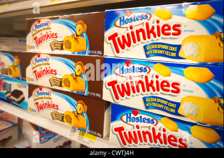 Des boîtes remplies de crème savoureuse, marque d'hôtesse et d'autres collations Twinkies Banque D'Images