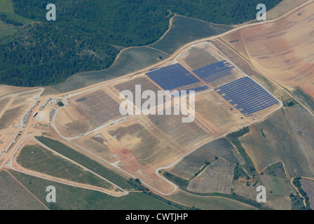 Vue aérienne de la centrale solaire de construction (partie nord), Les Mees, Alpes de Haute Provence, France Banque D'Images