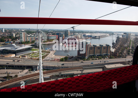 Le Téléphérique Emirates Air Line system traversant la Tamise, le Royal Victoria Dock à Greenwich Banque D'Images