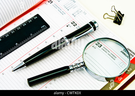 Avec un stylo et de l'ordre du jour de divers outils de la ponctualité Banque D'Images