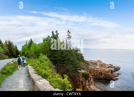 Les marcheurs sur le chemin le long de la côte dans l'Acadia National Park, Mount Desert Island, Maine, USA Banque D'Images