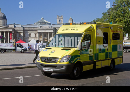 Véhicule d'Ambulance de Londres à Trafalgar Square par une chaude après-midi d'été Banque D'Images