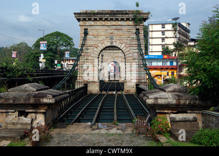 Pont suspendu de Punalur au Kerala est le seul type de pont suspendu de ponts dans le sud de l'Inde construit en 1877 par la Banque D'Images