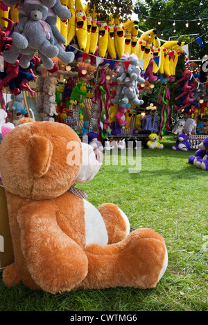 Les jouets en peluche géant offert comme prix lors d'un décrochage de foire dans le sud de l'Angleterre. Banque D'Images