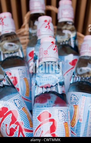 Boisson traditionnelle japonaise - connu sous le nom de Ramune - en vente dans les rues de Kyoto, Kansai, Japon. Banque D'Images