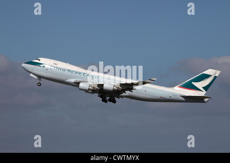 Cathay Pacific cargo Boeing 747 jumbo jet décoller à l'aéroport de Manchester Banque D'Images