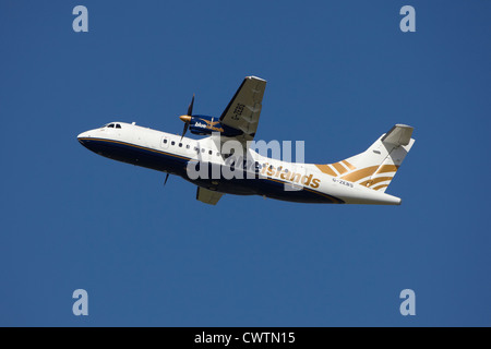 Blue Islands ATR 42 G-ZEBS décoller à l'aéroport de Manchester Banque D'Images