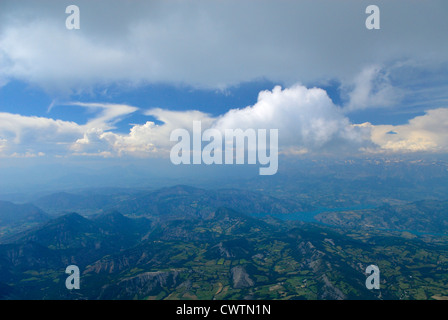 Vue aérienne des Alpes et Lac de Serre-Ponçon, vue de Seyne, Alpes de Haute Provence, France Banque D'Images