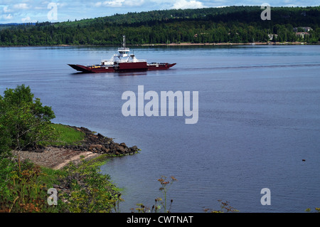 Un ferry traversant la rivière Banque D'Images