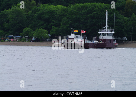 Un car-ferry de la rivière porter une charge de l'autre côté de la rivière Banque D'Images