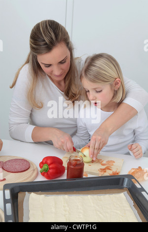 Mère et fille preparing pizza Banque D'Images