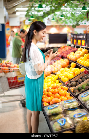 Young woman shopping in supermarket Banque D'Images