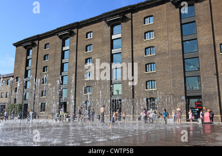Les fontaines en face de Central St Martins School of Art, dans le grenier Square, NC1, dans la zone de régénération de Kings Cross, London Banque D'Images
