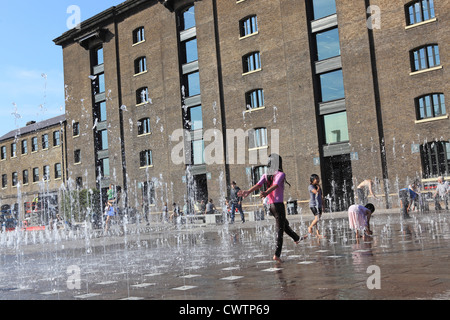 Les fontaines en face de Central St Martins School of Art, dans le grenier Square, NC1, dans la zone de régénération de Kings Cross, London Banque D'Images