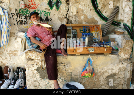 Vente d'un homme de Dieu en bois en Medina Sousse, Tunisie, Afrique du Nord Banque D'Images