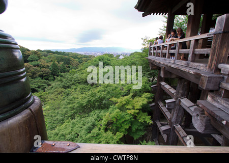 Le grand balcon du Temple Kiyomizu-dera à la recherche sur la ville de Kyoto est l'un des plus célèbre du Japon, sites. Banque D'Images