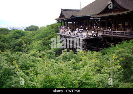 Le grand balcon du Temple Kiyomizu-dera à la recherche sur la ville de Kyoto est l'un des plus célèbre du Japon, sites. Banque D'Images