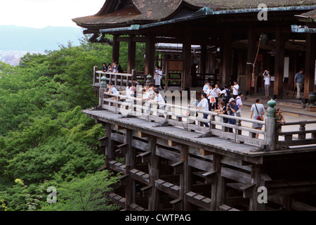 Le grand balcon du Temple Kiyomizu-dera à la recherche sur la ville de Kyoto est l'un des plus célèbre du Japon, sites. Banque D'Images