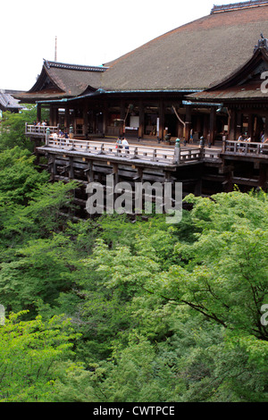 Le grand balcon du Temple Kiyomizu-dera à la recherche sur la ville de Kyoto est l'un des plus célèbre du Japon, sites. Banque D'Images